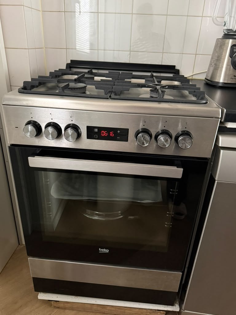 Fornuis van Beko te koop!, Witgoed en Apparatuur, Ophalen, 4 kookzones, Zo goed als nieuw, Gas