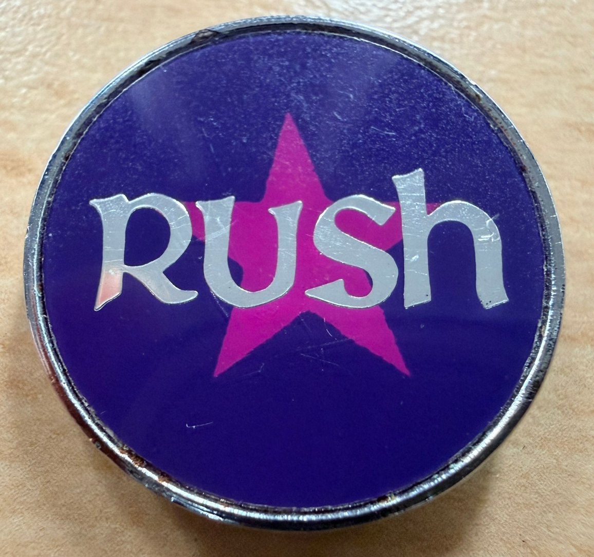 Rush button/speldje, Ophalen of Verzenden, Gebruikt, Overige onderwerpen, Button