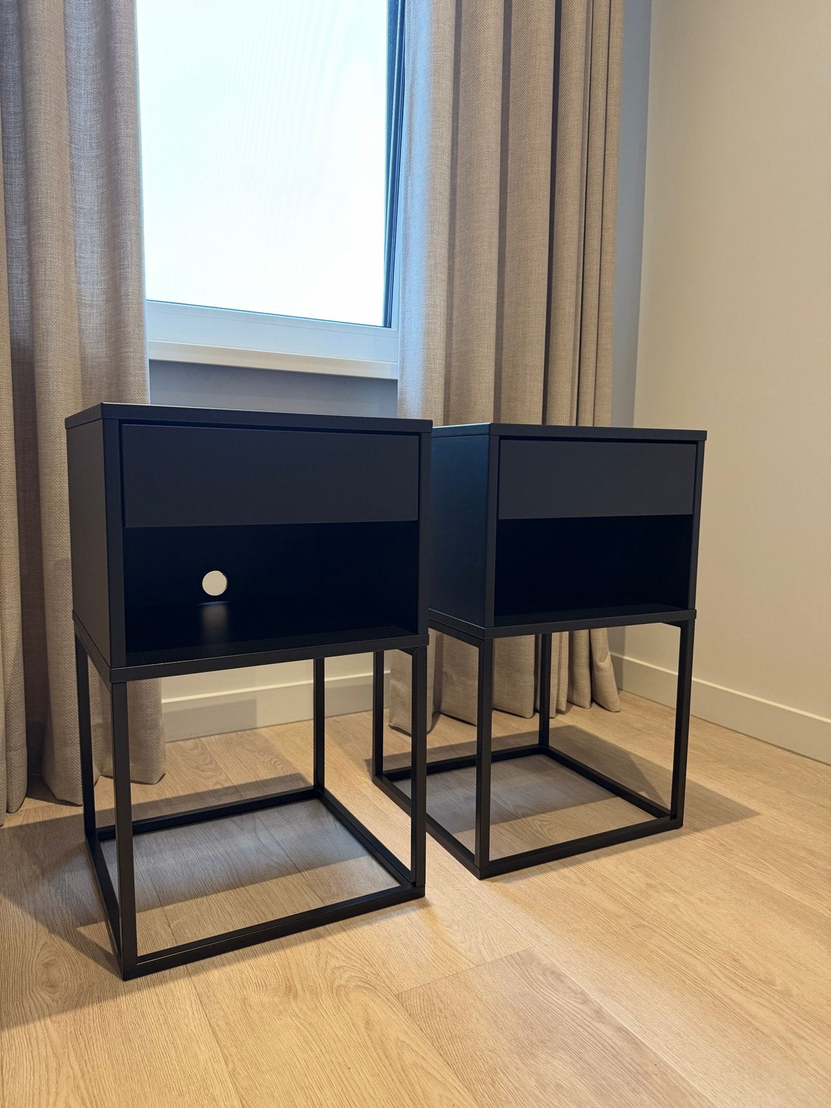 Nachtkastje VIKHAMMER IKEA - Zo goed als nieuw, Ophalen, Minder dan 45 cm, Metaal of Aluminium, 55 tot 70 cm