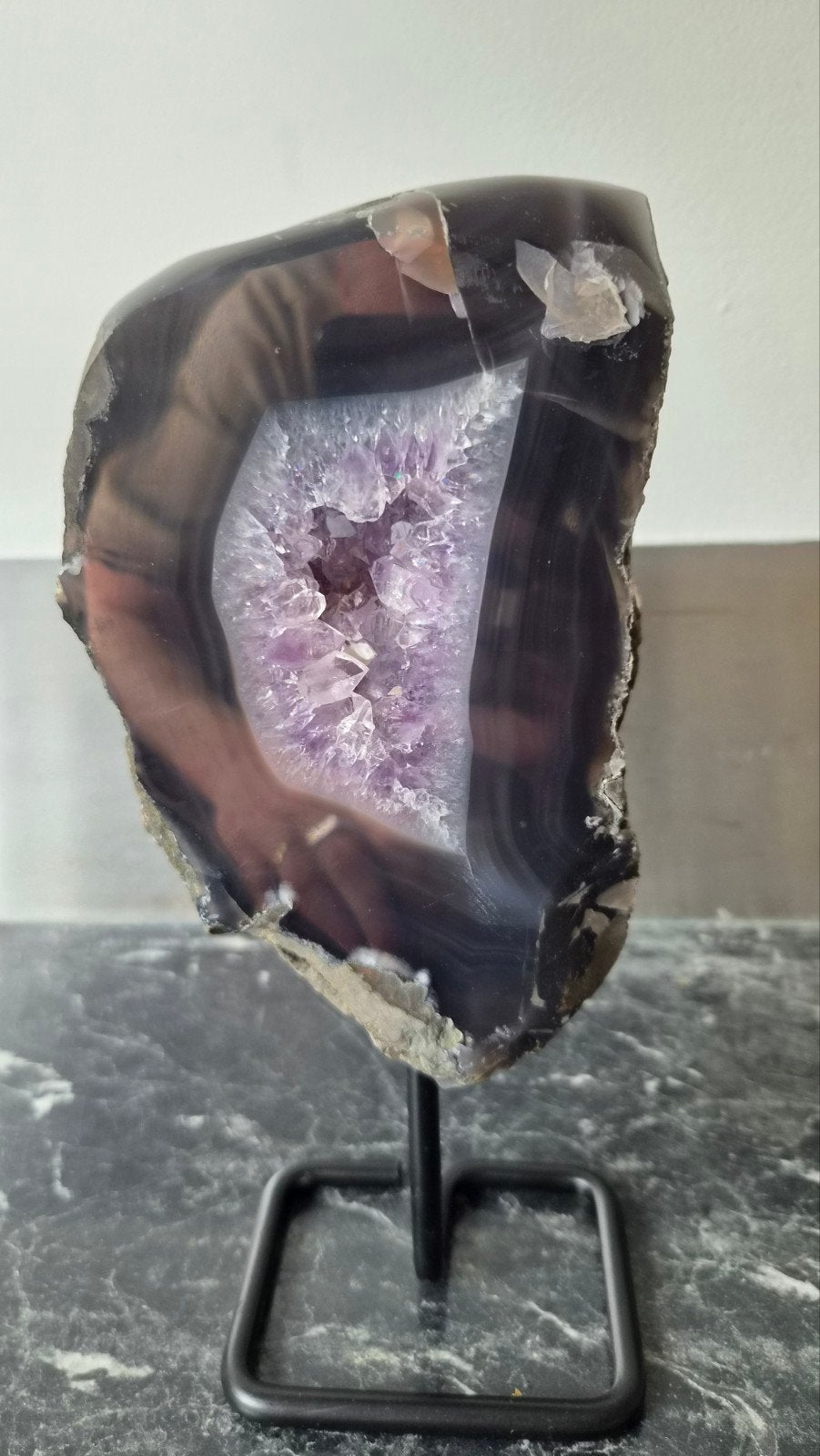Agaat geode met amethist portal op standaard, Ophalen of Verzenden, Mineraal