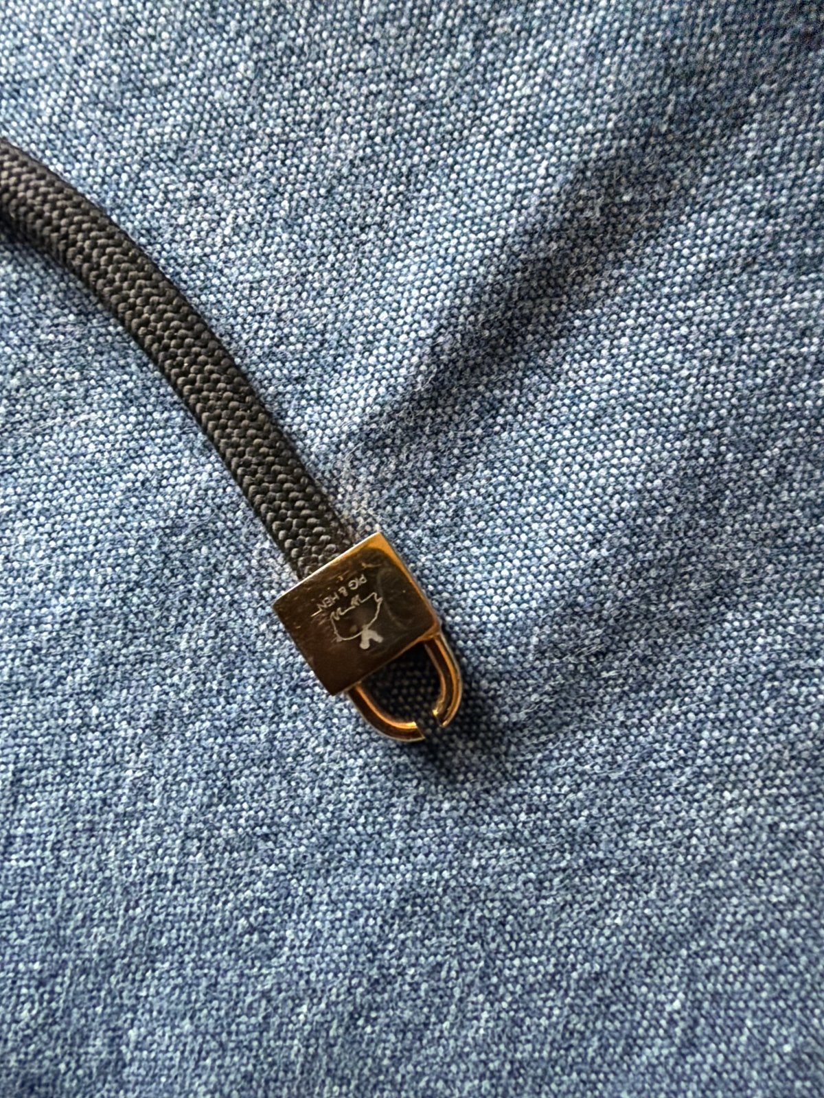Zwarte pig en hen dames armband met goudkleurige  sluiting, Ophalen of Verzenden, Zo goed als nieuw, Zwart, Overige materialen