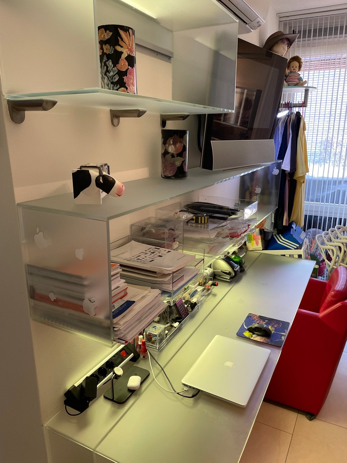 Modern mat-glazen bureau met kabelmanagement en opbergruimte, Huis en Inrichting, Ophalen, Gebruikt, Kabelgoot, Computerbureau