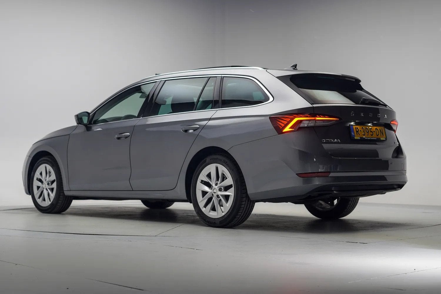 Skoda Octavia COMBI 1.0 e-TSI Business Edition Plus Aut. [ P, Auto's, Skoda, Automaat, Gebruikt, 23 km/l, Origineel Nederlands