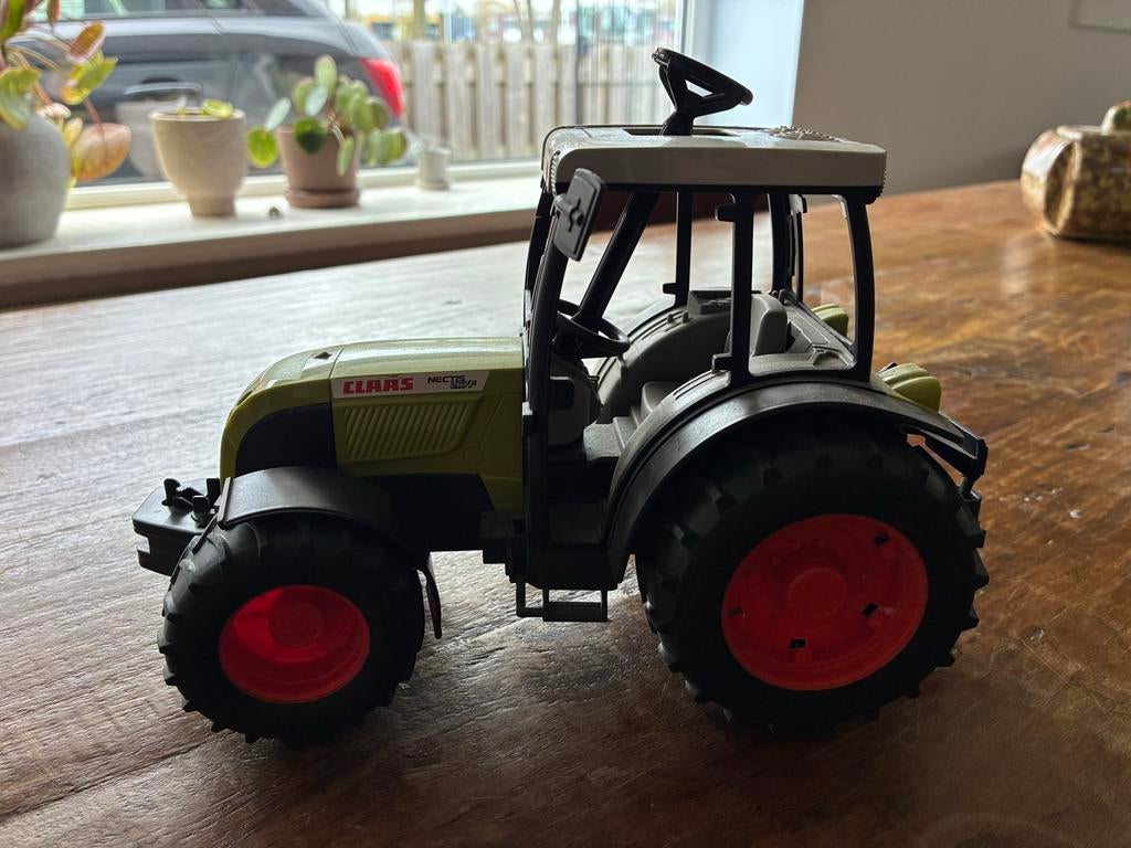 Bruder Claas Nectis 267 F Tractor met Stuur, Ophalen of Verzenden, Zo goed als nieuw
