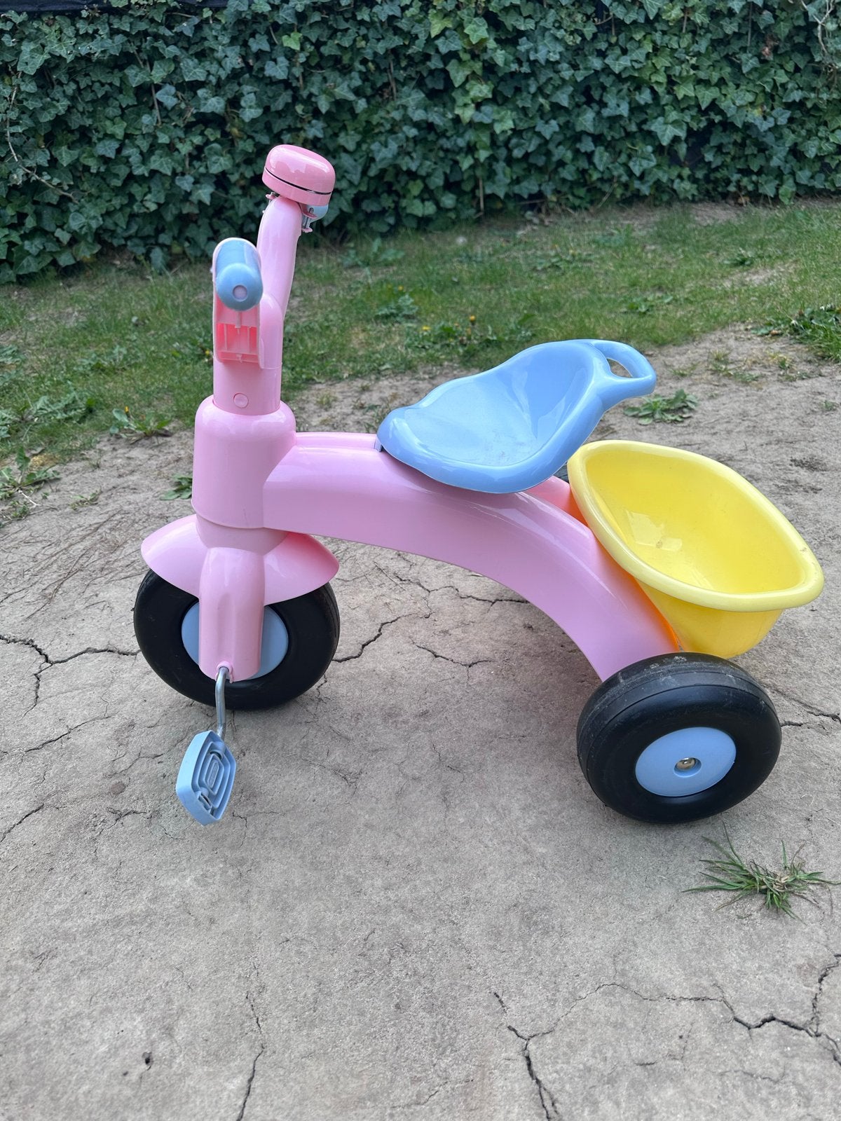 Roze driewieler met mandje en bel voor kinderen, Ophalen, Gebruikt