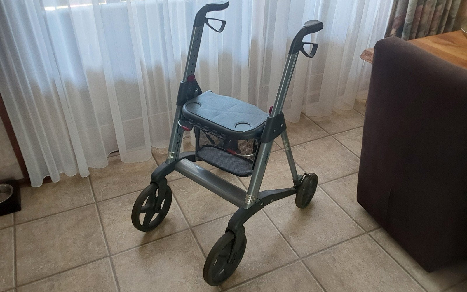Zgan rollator . In hoogte aanpasbaar, Diversen, Ophalen, Zo goed als nieuw