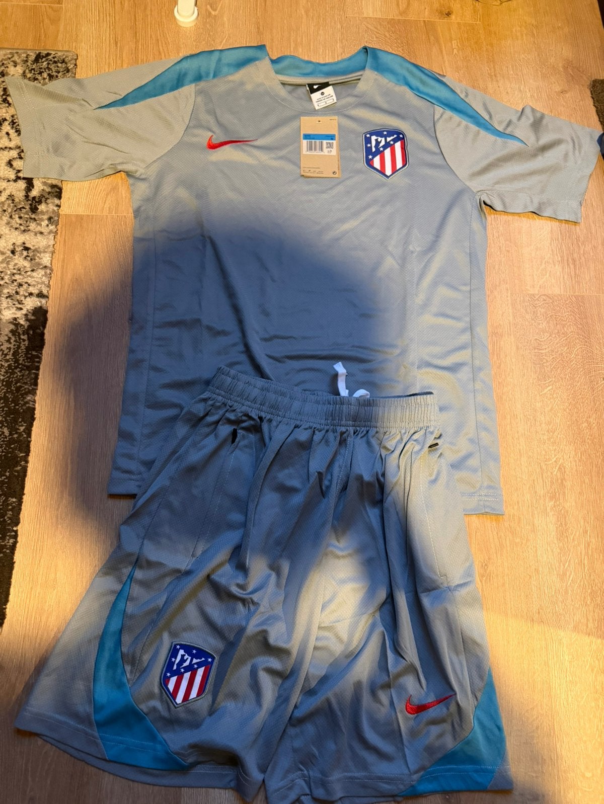 NIEUWE VOETBALSETJES EN SHIRTS, Maat M, Verzenden, Nieuw, Trainingspak