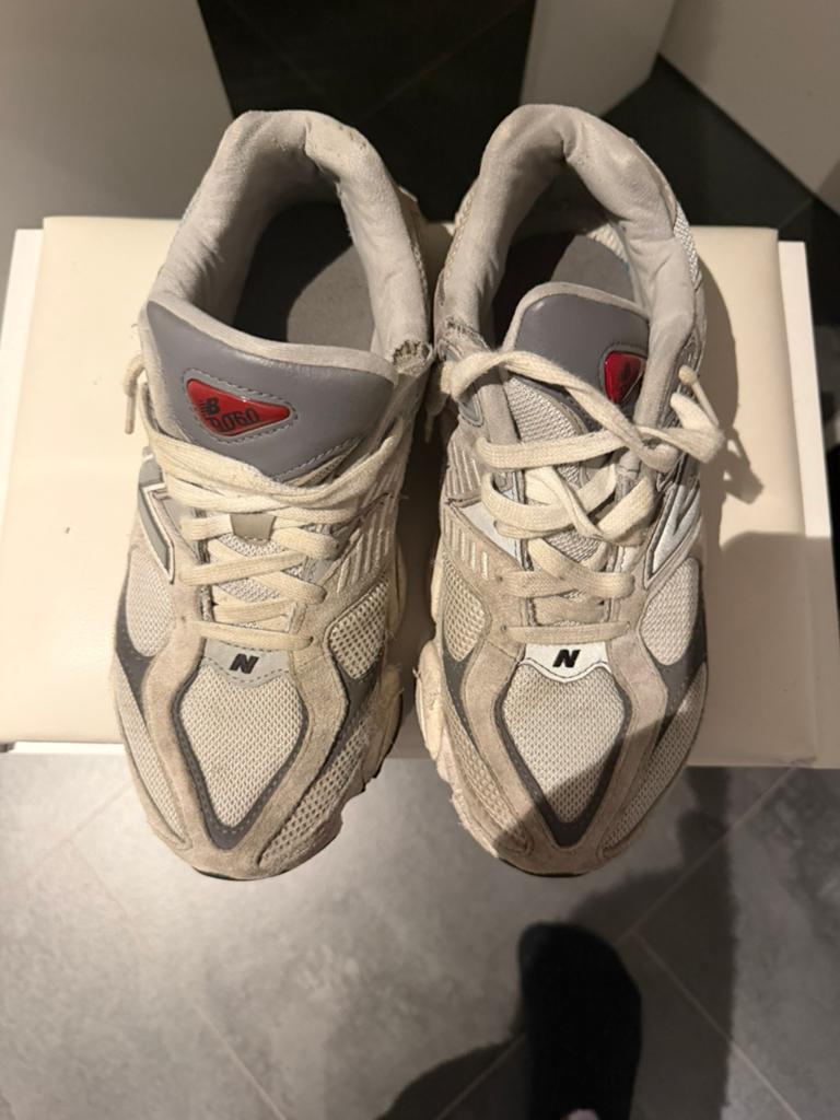 Sneakers, Verzenden