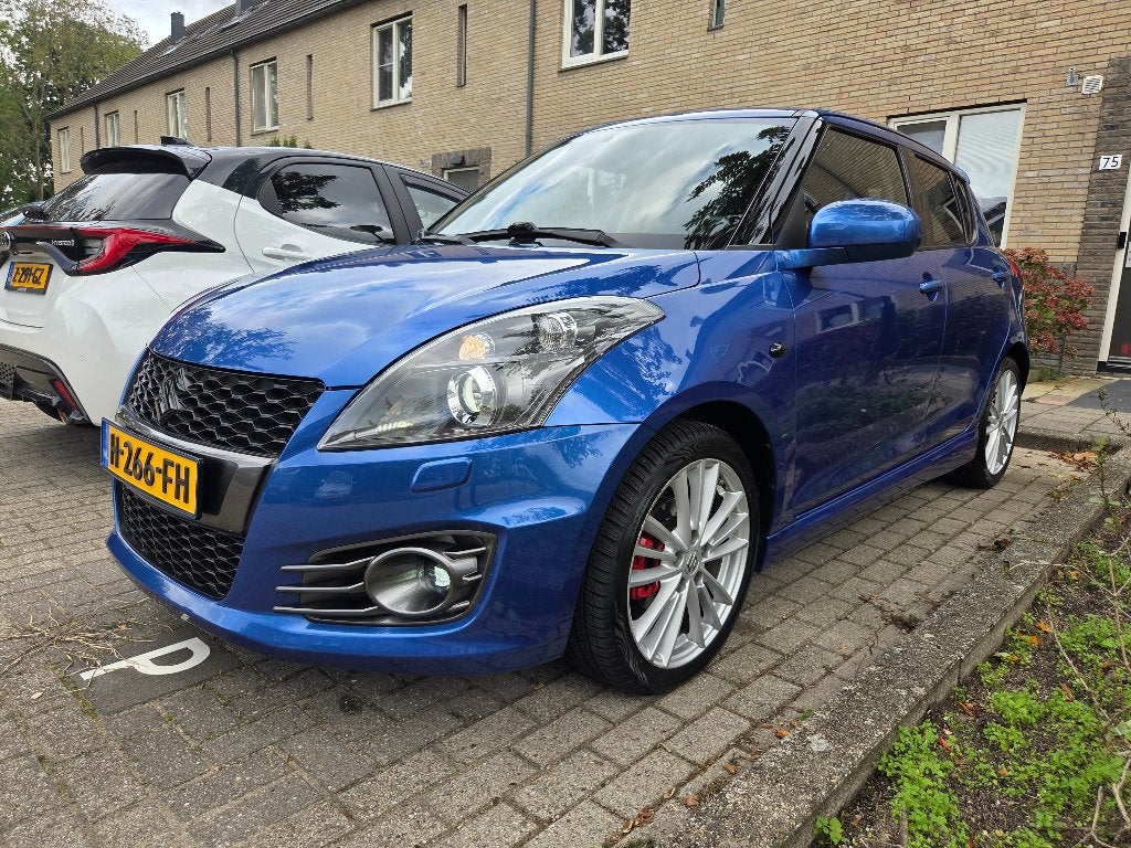Suzuki Swift 1.6 5D Sport 2014 Blauw | Full Option | Xenon, Voorwielaandrijving, Dealer onderhouden, 40 €/maand, Zwart