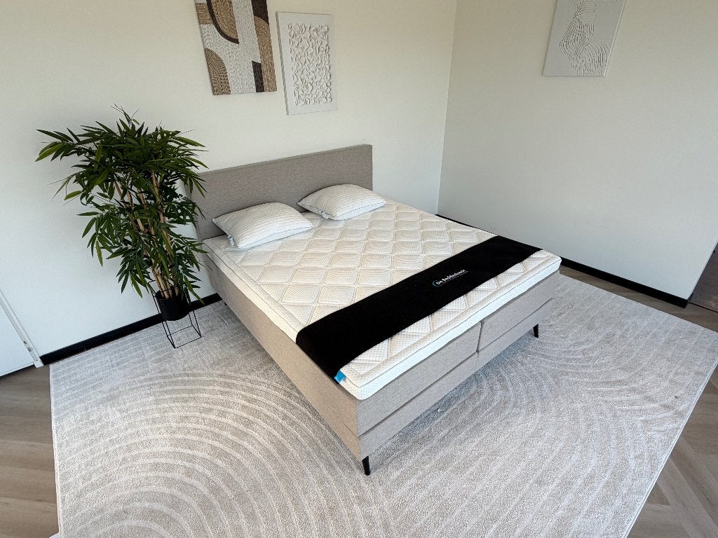 Luxe boxspring 180x200 beige en antraciet showroommodel, Ophalen of Verzenden, 180 cm, 200 cm, Rustig, tijdloos en modern