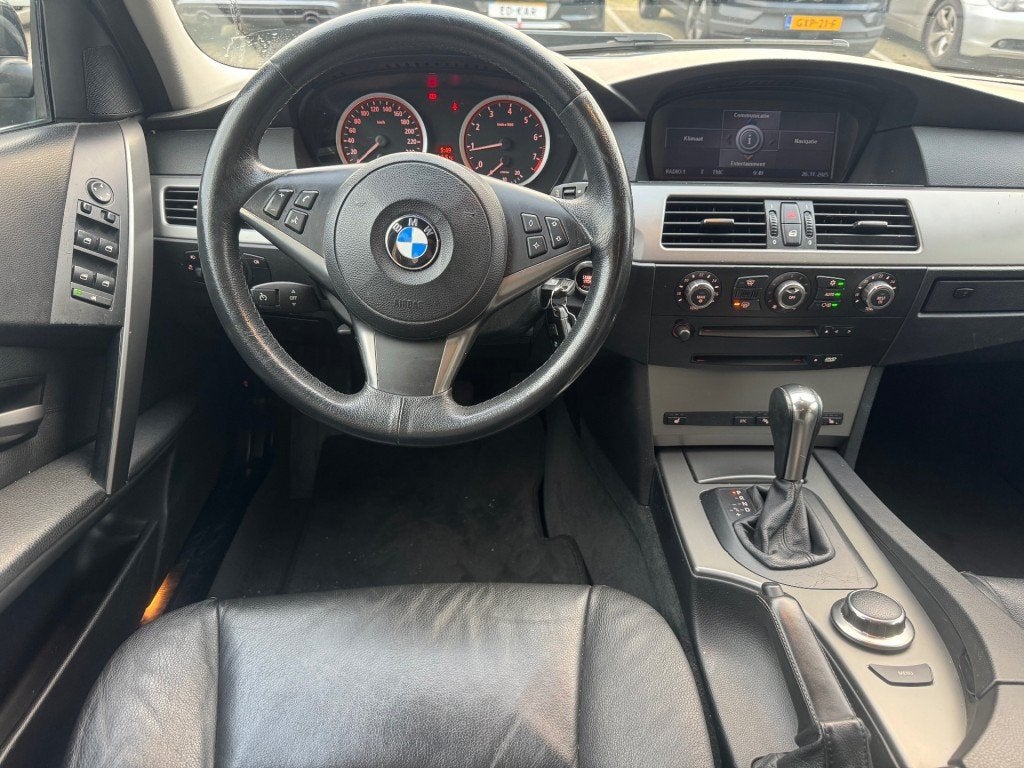 Bmw 5-SERIE 525xi Executive 4WD LEER NETTE AUTO APK 5-2027 Y, Auto's, BMW, Automaat, Gebruikt, 2000 kg, Zwart