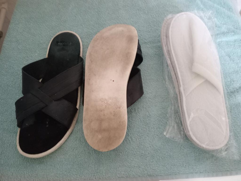 Zomer instappers zwart en hotelinstappers wit, Kleding | Dames, Schoenen, Ophalen of Verzenden, Zo goed als nieuw, Wit, Instappers