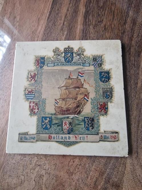 Tegel Holland Vrij 5 Mei 1945 Vintage Bevrijdingstegel 1940-, Ophalen of Verzenden