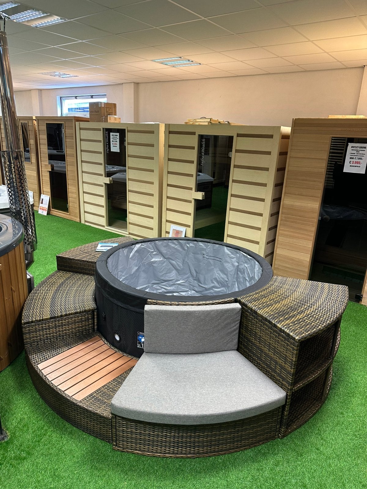 NETSPA VITA jacuzzi met rotan ombouw 800 liter 156X70 cm, Ophalen, Nieuw