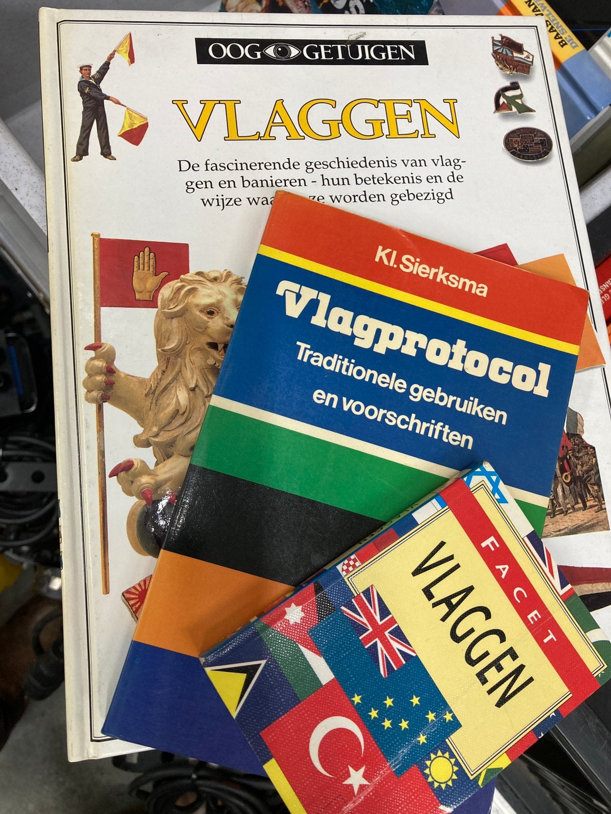 Boeken over vlaggen 3 stuks, Ophalen of Verzenden, Gebruikt