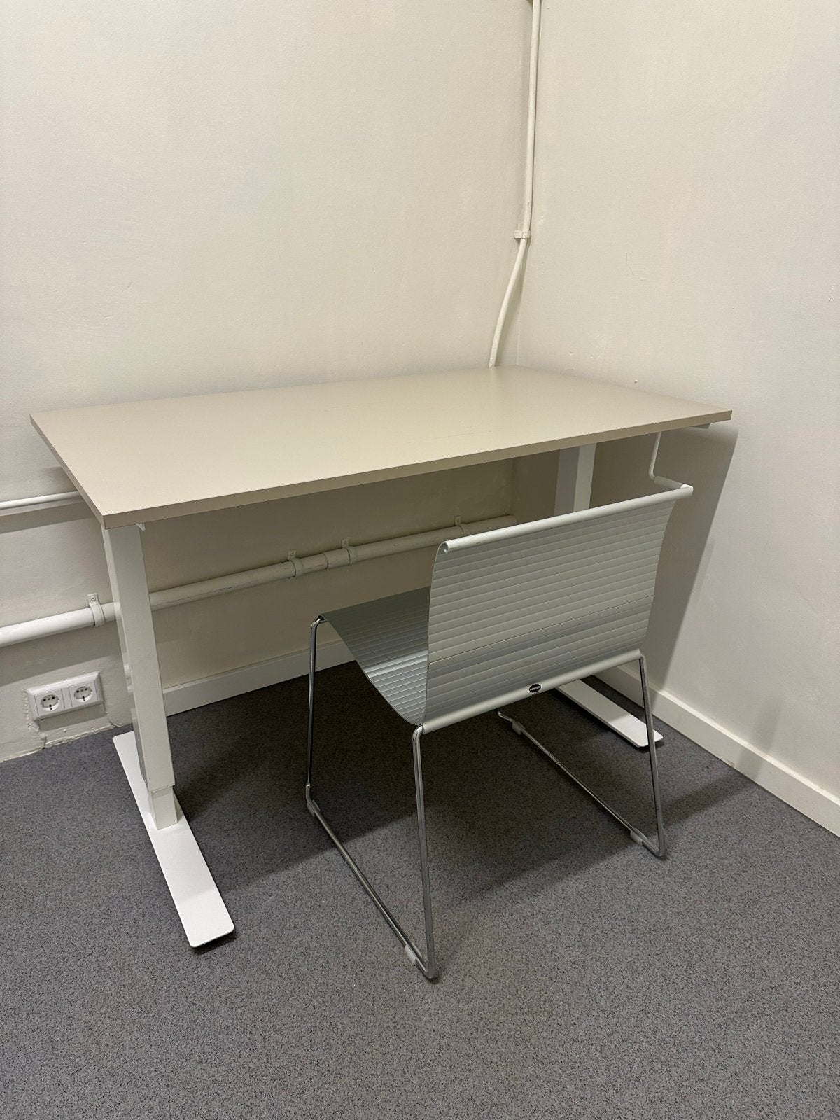 Mooie creme-wit in hoogte verstelbare tafel, Zit-sta bureau, Gebruikt, In hoogte verstelbaar, Ophalen of Verzenden