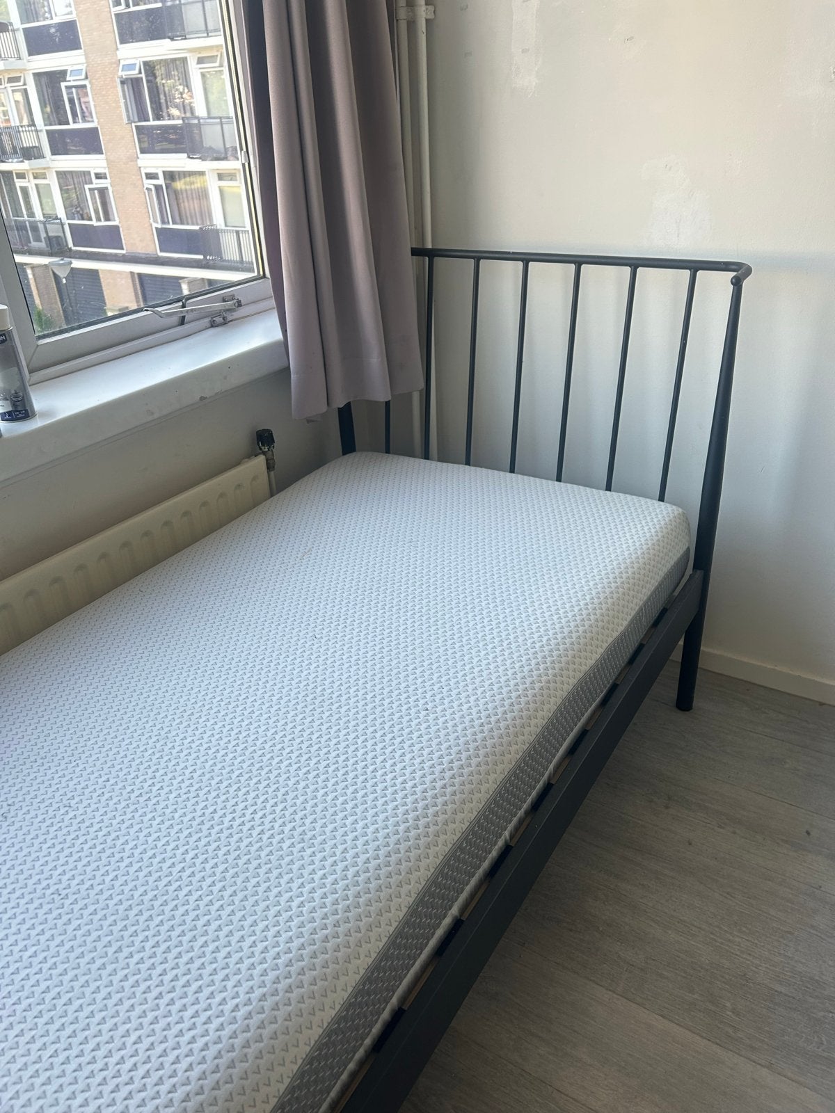 Eenpersoonsbed met matras - Zo goed als nieuw, Huis en Inrichting, Slaapkamer | Bedden, Ophalen, 90 cm, Eenpersoons, Zwart