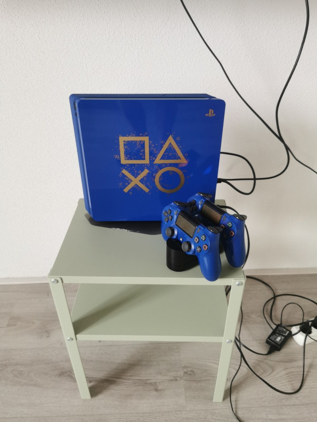 PlayStation 4 Slim 500GB Limited Edition met 2 controllers, 500 GB, Met 2 controllers, Ophalen of Verzenden, Zo goed als nieuw