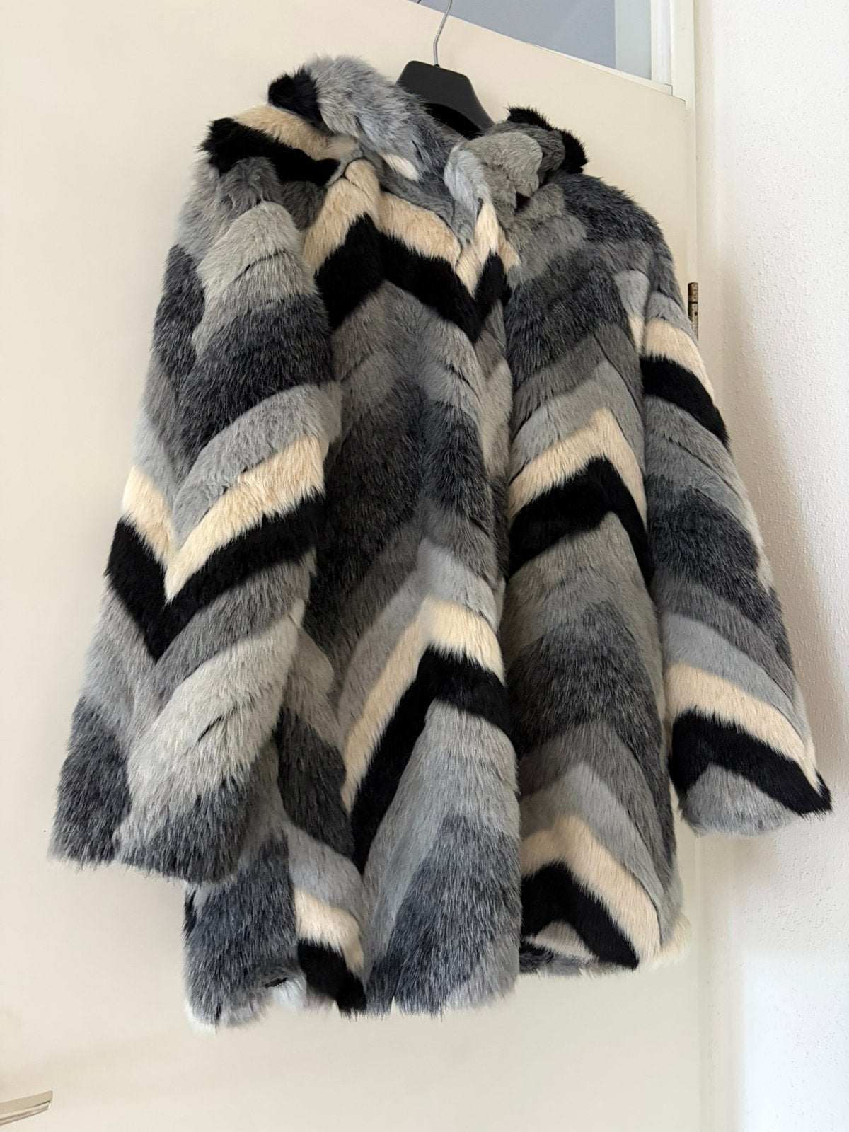 Bontjas met capuchon fake fur, Ophalen of Verzenden, Zo goed als nieuw, Maat 38/40 (M), Meerkleurig
