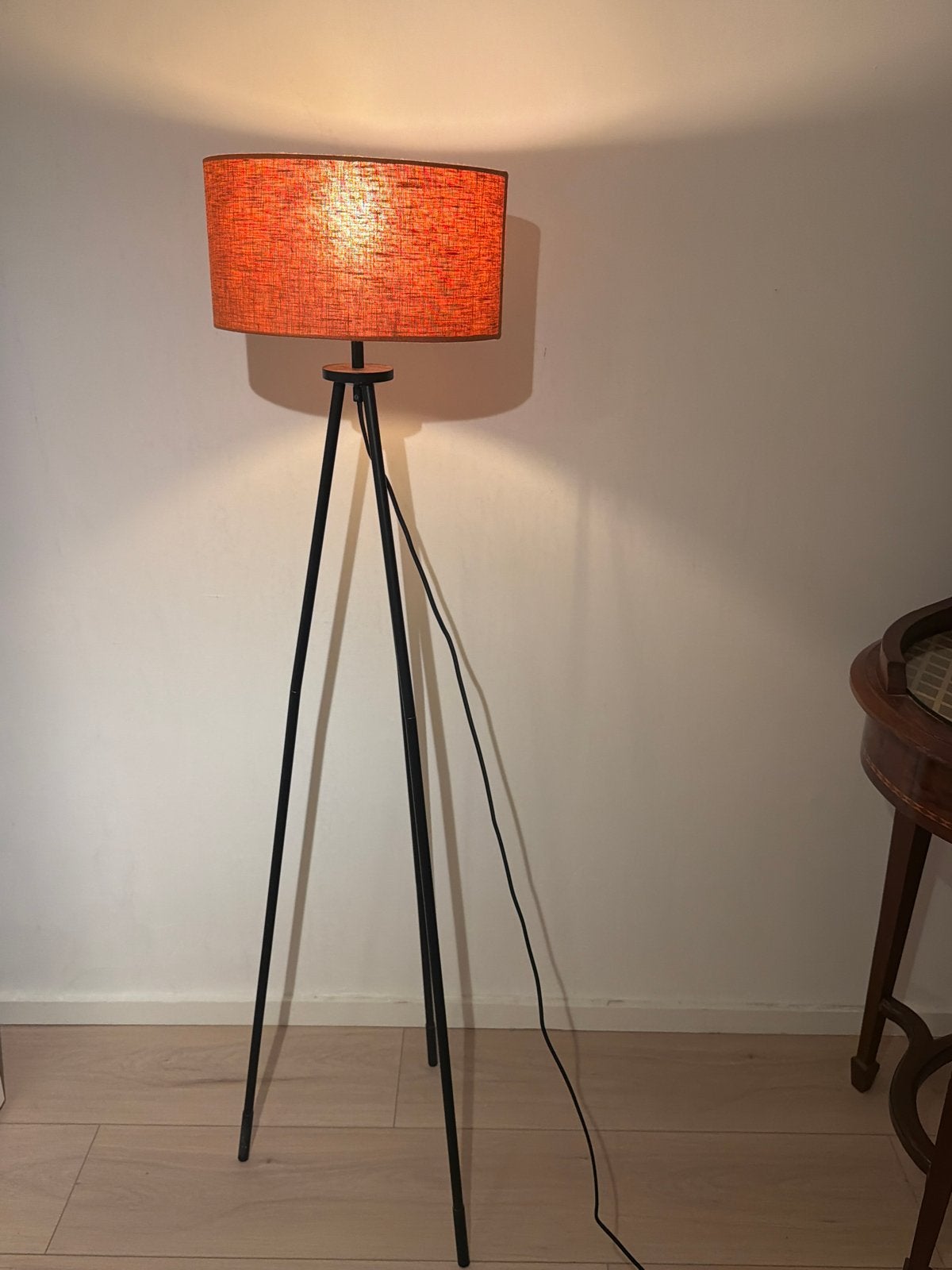 Moderne vloerlamp met oranje kap, Ophalen, Gebruikt, E27 (groot), Metaal