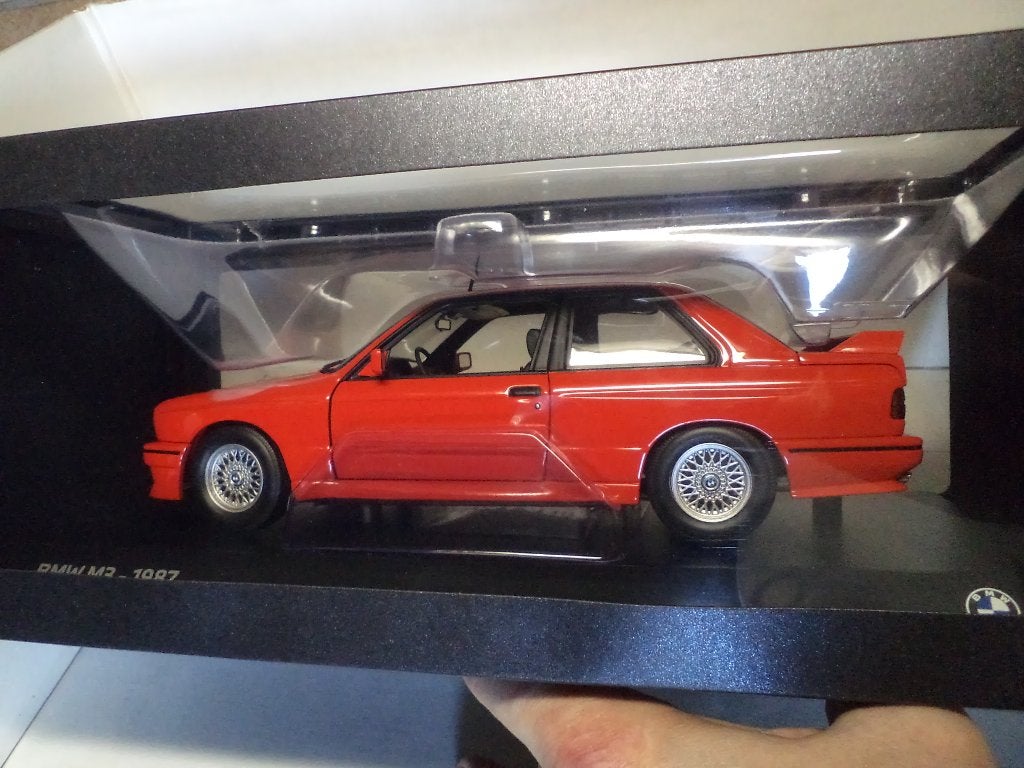 BMW M3 E30 1987 DEALERBOX MINICHAMPS, Hobby en Vrije tijd, Modelauto's | 1:18, Ophalen of Verzenden, Nieuw, Auto, MiniChamps