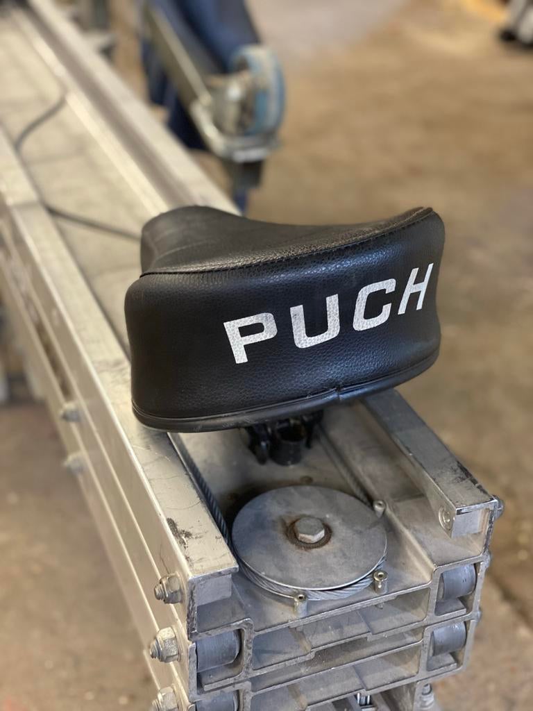 Mooi Puch zadel - Zwart met witte letters, Fietsen en Brommers, Ophalen of Verzenden, Zo goed als nieuw, Zadel