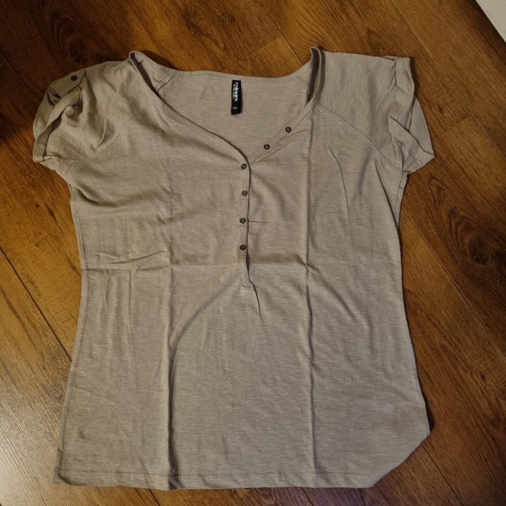 Mooi beige T-shirt met knoopjes, maat S, Kleding | Dames, Beige, Maat 46/48 (XL) of groter, Nieuw, Ophalen of Verzenden