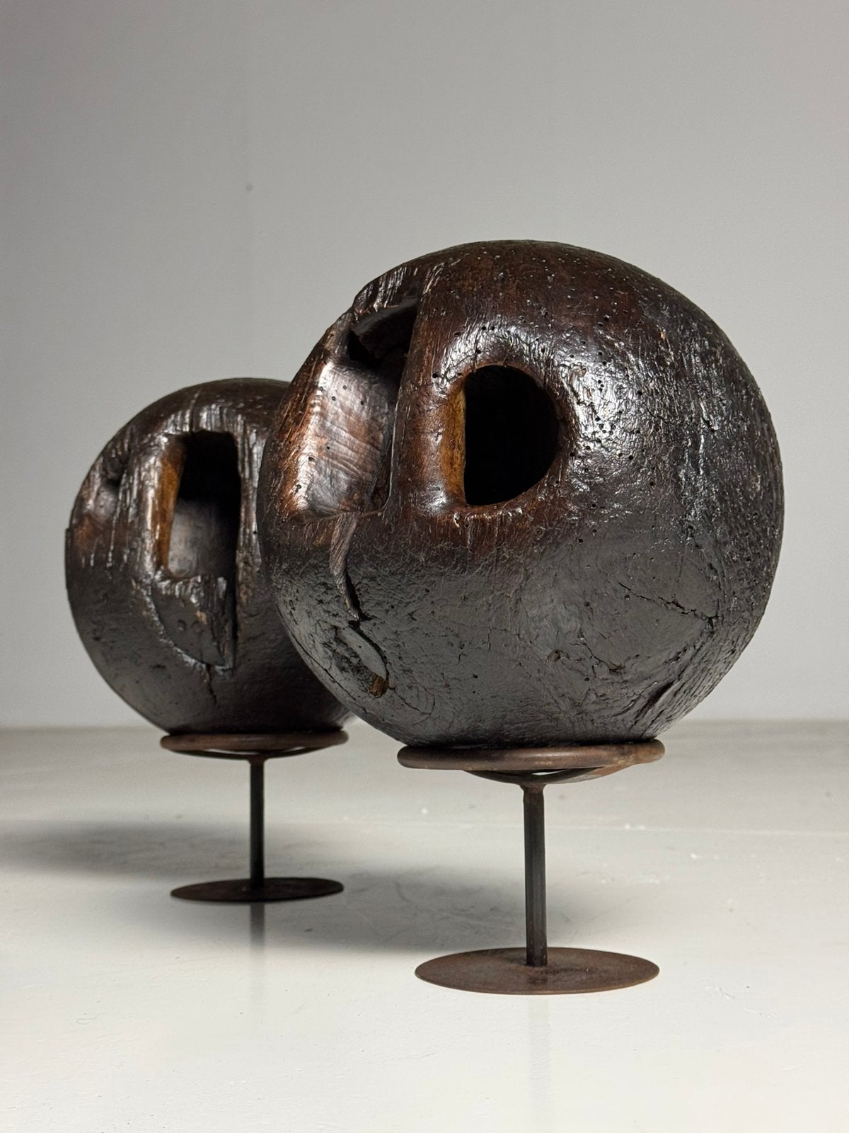 Set van 2 18e eeuwse bowlingballen, Ophalen