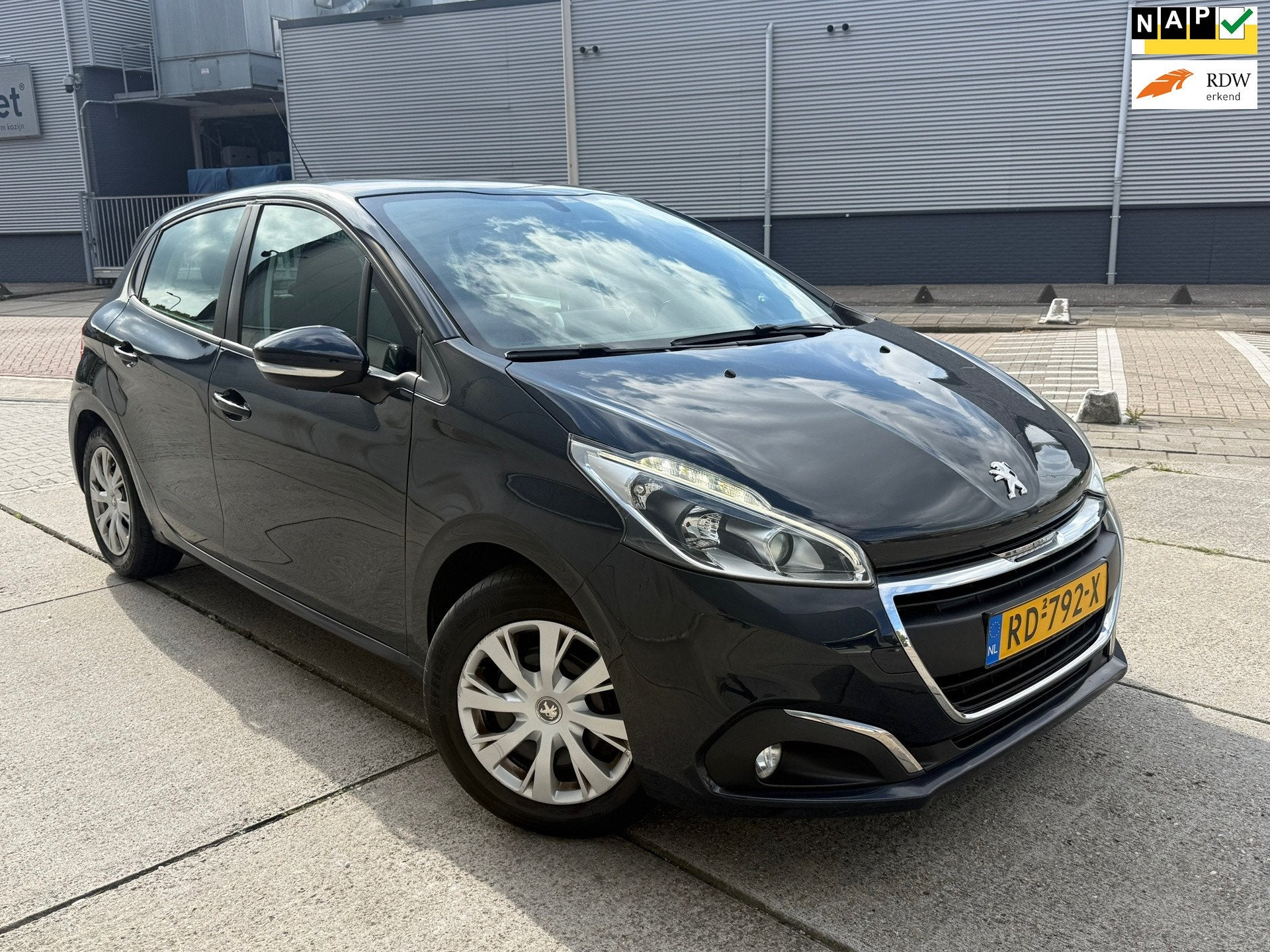 Peugeot 208 1.2 PureTech Blue Lion Scherm AIRCO APK 2027 5DR, Auto's, Voorwielaandrijving, Dealer onderhouden, 1199 cc, 82 pk