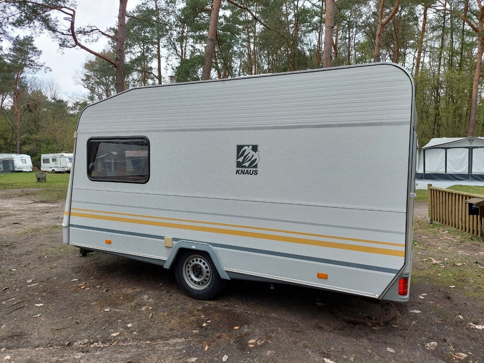 Knaus Sudwind zeer compleet met stapelbed, Caravans en Kamperen, Caravans, Rondzit, Particulier, Koelkast, Knaus