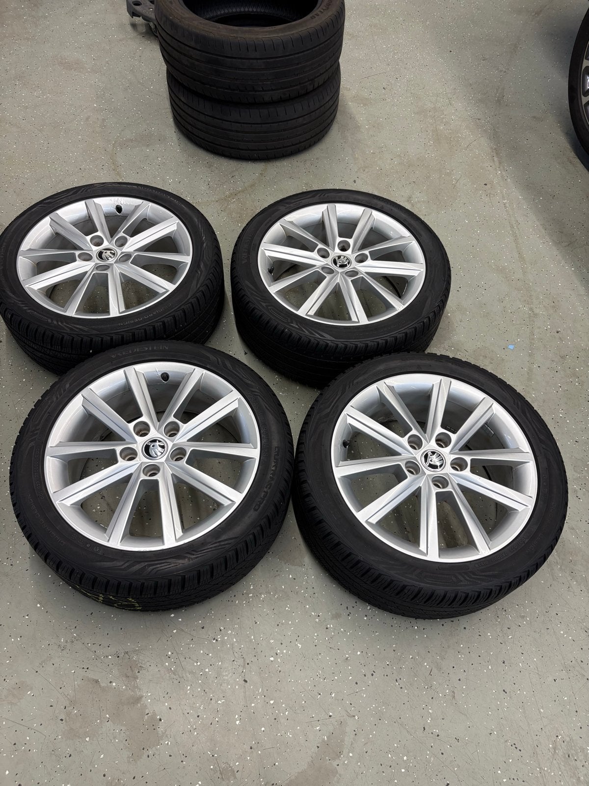 Skoda Wielen met Vredestein 4-seizoensbanden 17 inch, Ophalen, Gebruikt, Banden en Velgen, 17 inch