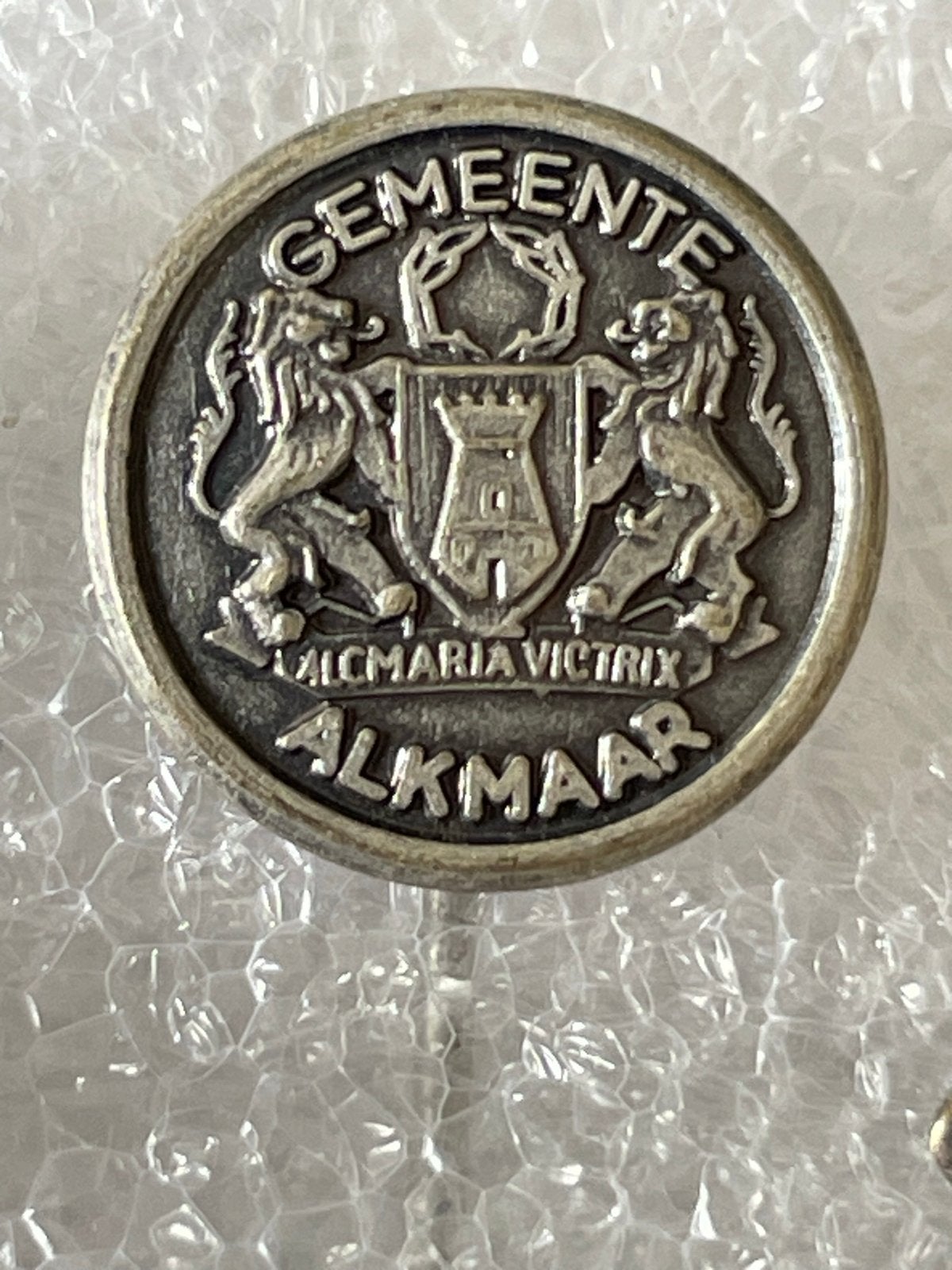 Vintage Ambtsspeldje Gemeente Alkmaar - Alcmaria Victrix, Verzamelen, Verzenden, Gebruikt, Stad of Land, Speldje of Pin