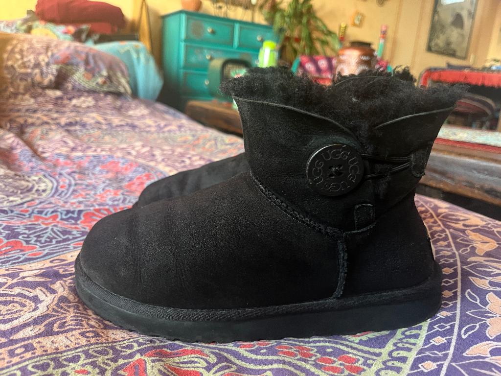 Leuke Ugg mini bailey button maat 38 nu voor 59,99€, UGG, Zwart, Lage of Enkellaarzen, Ophalen of Verzenden