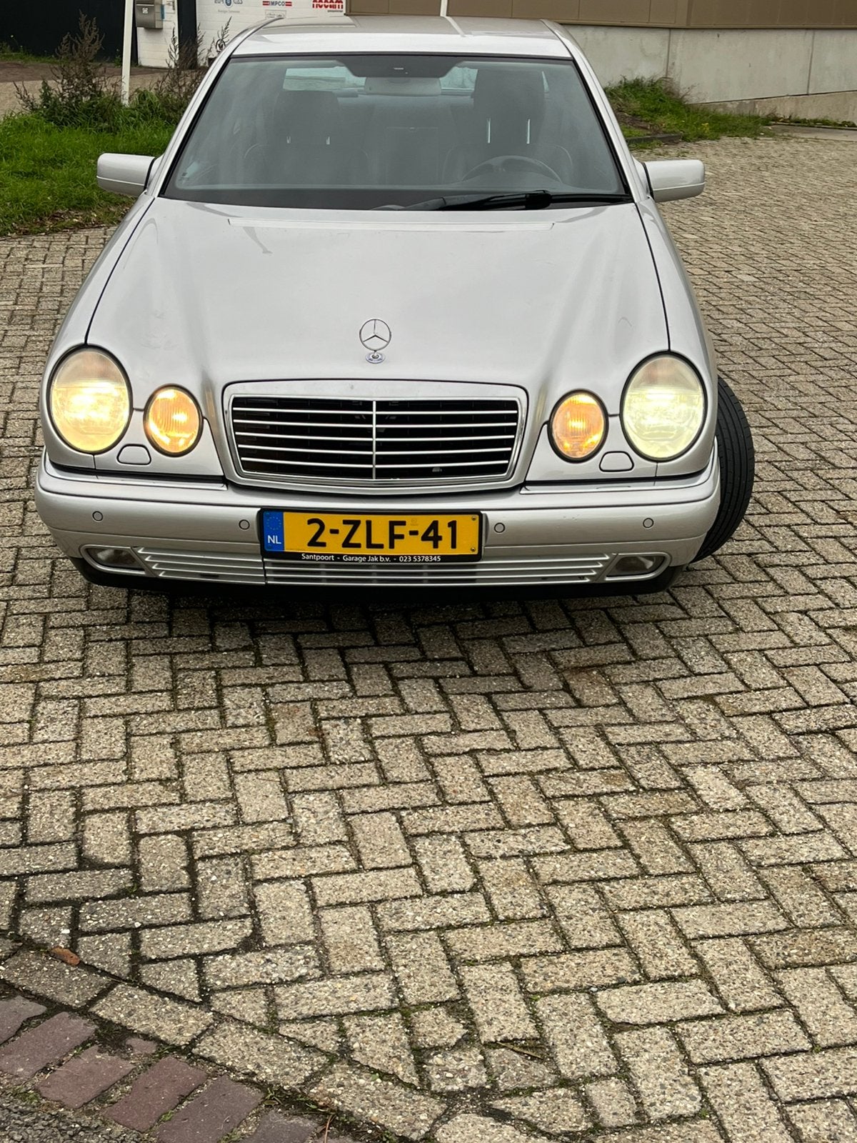 Mercedes-Benz E-Klasse 2.4 E240 Sedan Classic AUT 1998 Grijs, Auto's, Automaat, Achterwielaandrijving, Zwart, Bluetooth