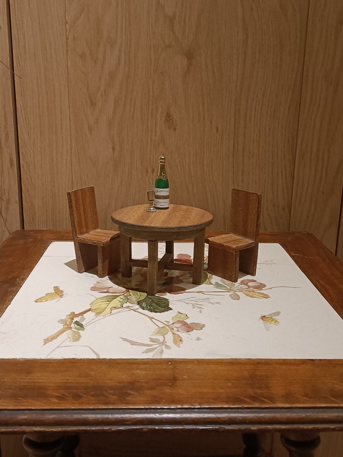 Oud tafeltje met stoeltjes poppenhuis, Verzamelen, Poppenhuizen en Toebehoren, Verzenden, Gebruikt, Poppenhuis