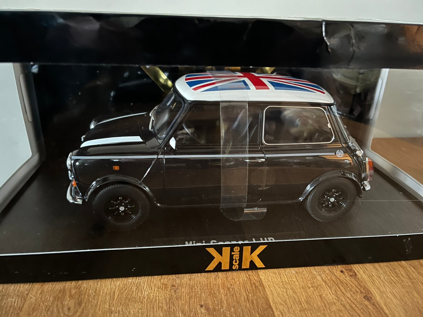 Mini Cooper | KK Scale | 1:12 | Zwart wit dak Engelse vlag, Hobby en Vrije tijd, Ophalen of Verzenden, Nieuw, 1:9 t/m 1:12, Auto