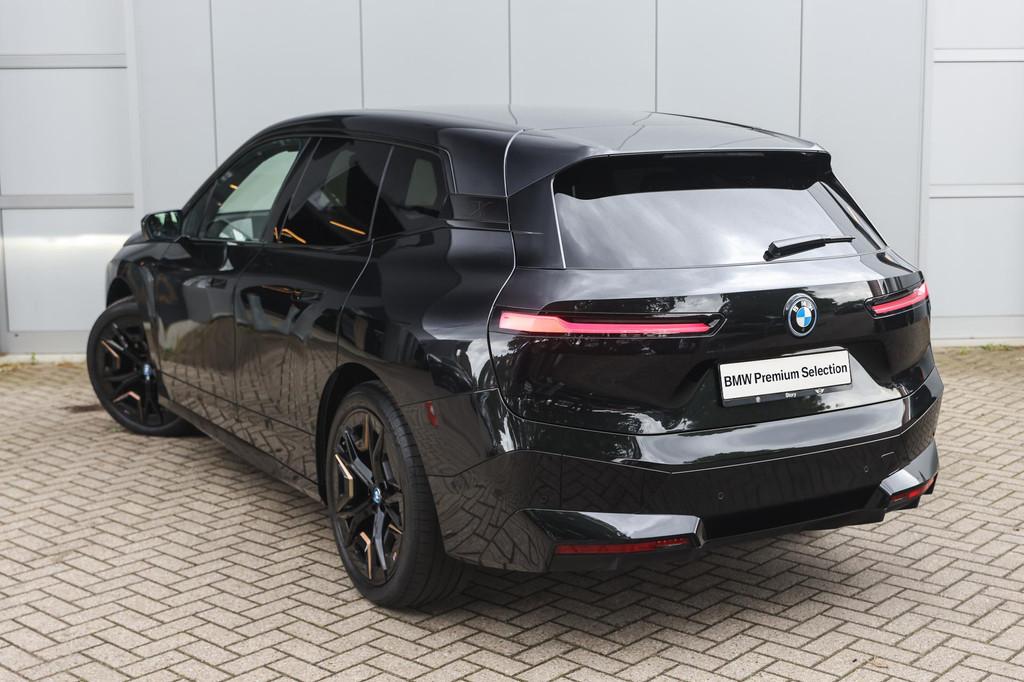 BMW iX xDrive40 High Executive / Sportpakket / Panoramadak S, Auto's, BMW, 12 maanden, Gebruikt, Zwart, Automatische klimaatregeling