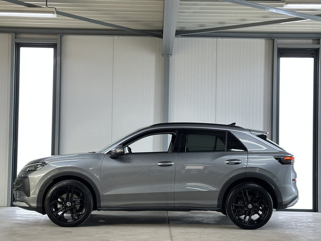 Volkswagen T-Roc 1.5 eTsi 150 pk Life First Edition | Comfor, Stof, Zwart, 4 cilinders, Bedrijf