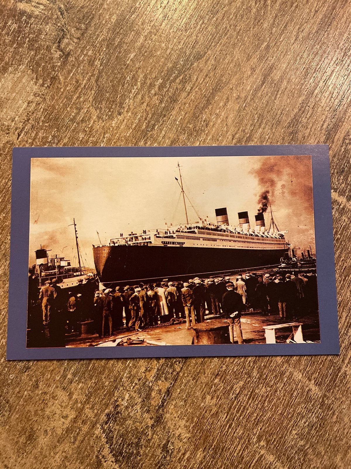 Queen Mary 1936 – The Nostalgia Postcard – Iris Publishing, Ophalen of Verzenden, 1980 tot heden, Ongelopen, Voertuig