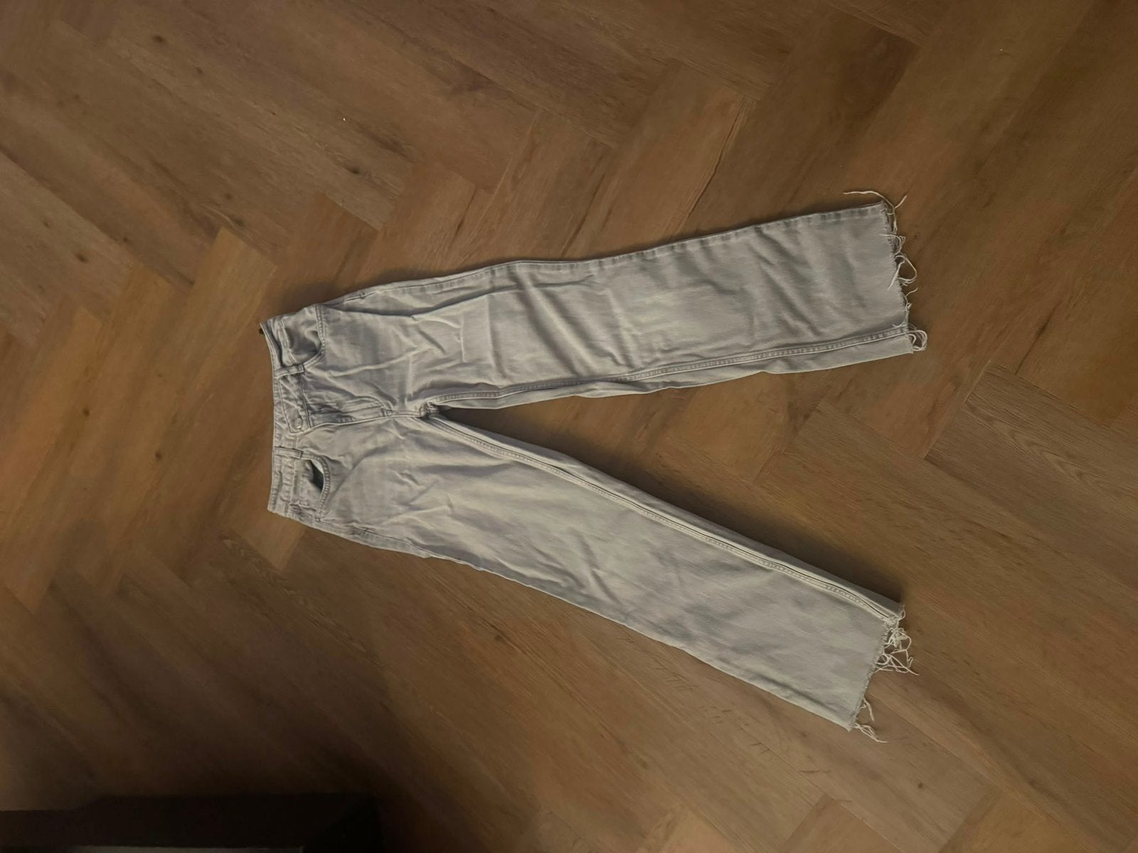 Lichtgrijze broek – maat 36, Kleding | Dames, Spijkerbroeken en Jeans, Ophalen of Verzenden, Zo goed als nieuw, Grijs, W28 - W29 (confectie 36)