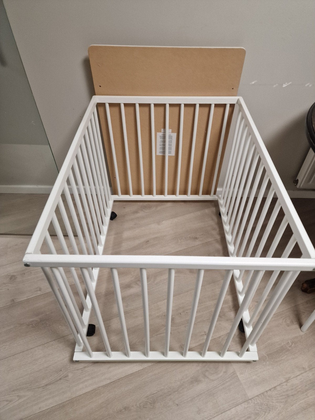 Witte houten box met wieltjes, Ophalen of Verzenden, Gebruikt, Vierkant, In hoogte verstelbaar