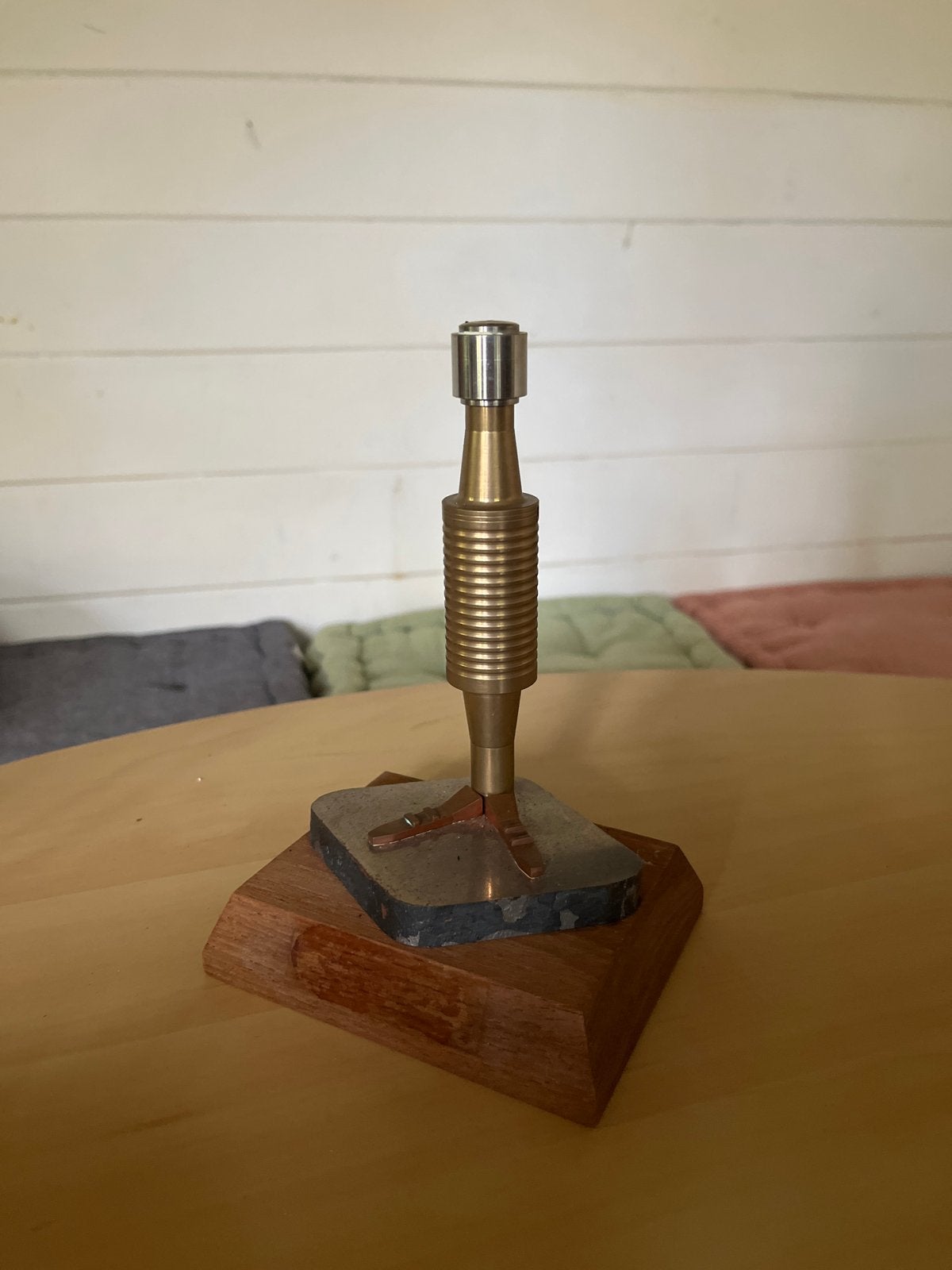 Unieke messing sculptuur op houten voet, Ophalen of Verzenden