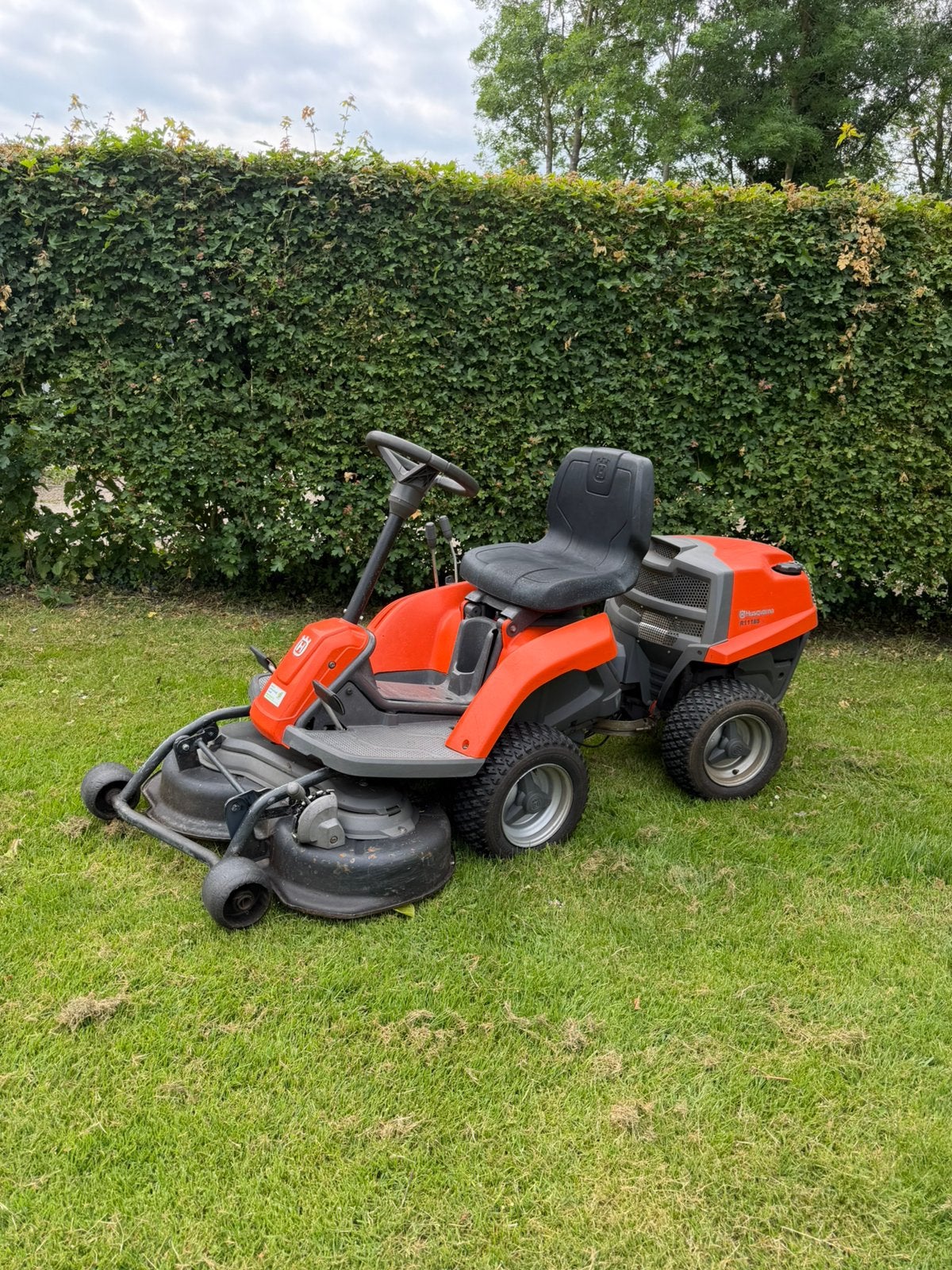 Husqvarna r111b5 zitmaaier, Tuin en Terras, Zitmaaiers, Ophalen, Gebruikt, Versnellingen, 90 tot 120 cm