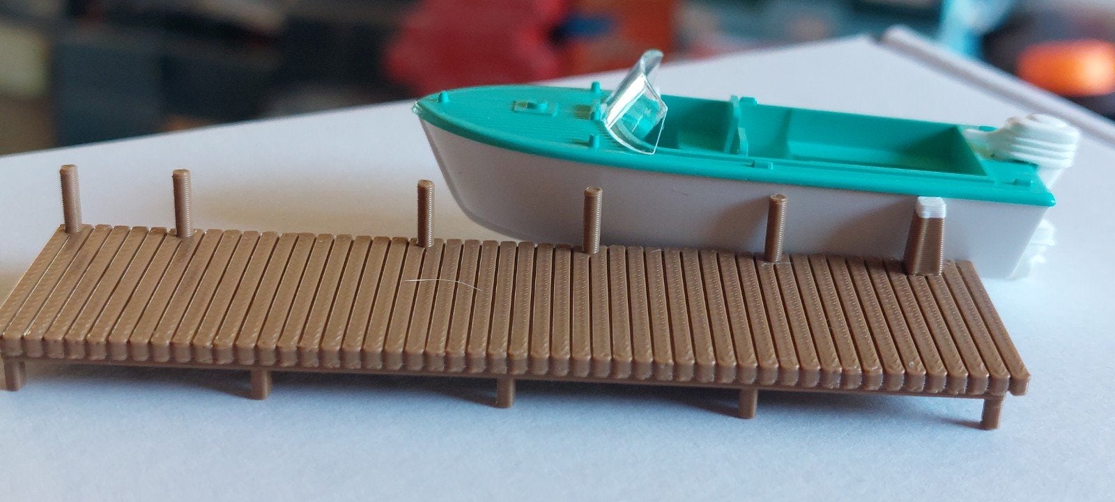 H0LK 0704 AANLEGSTEIGER EN BOOT OP TRAILER 1/871/87, Overige merken, Gelijkstroom of Wisselstroom, Brug, Tunnel of Gebouw, Nieuw