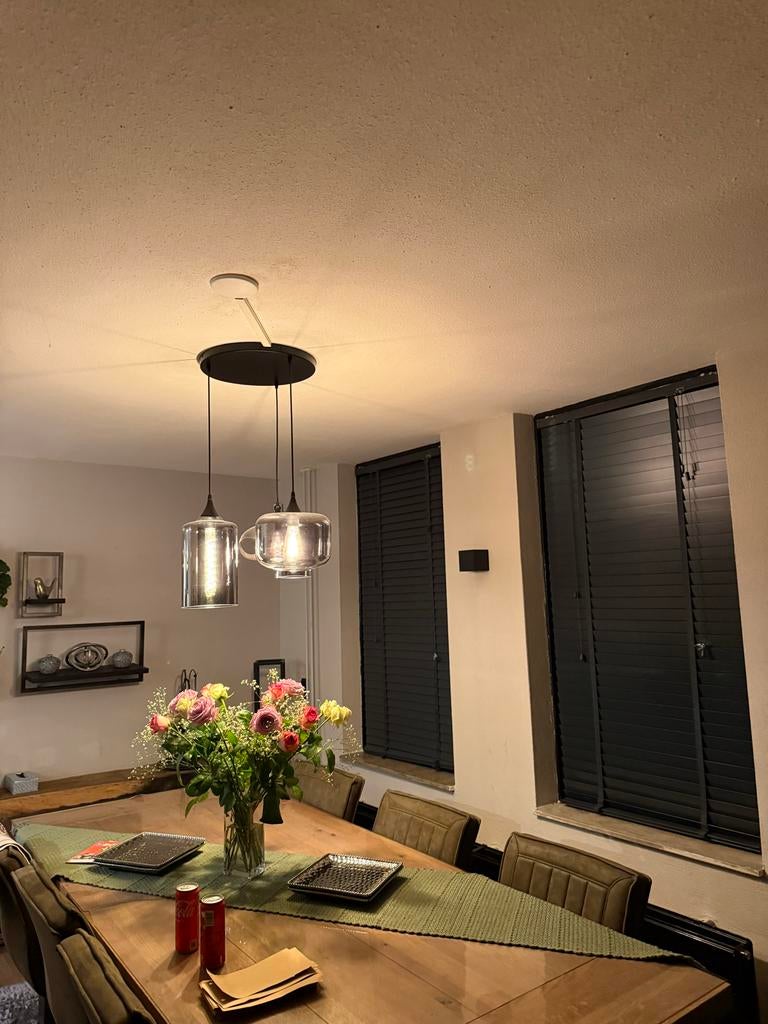 Hanglamp met 3 glazen kappen (één kap gebroken), Ophalen of Verzenden, Gebruikt, Glas, 50 tot 75 cm