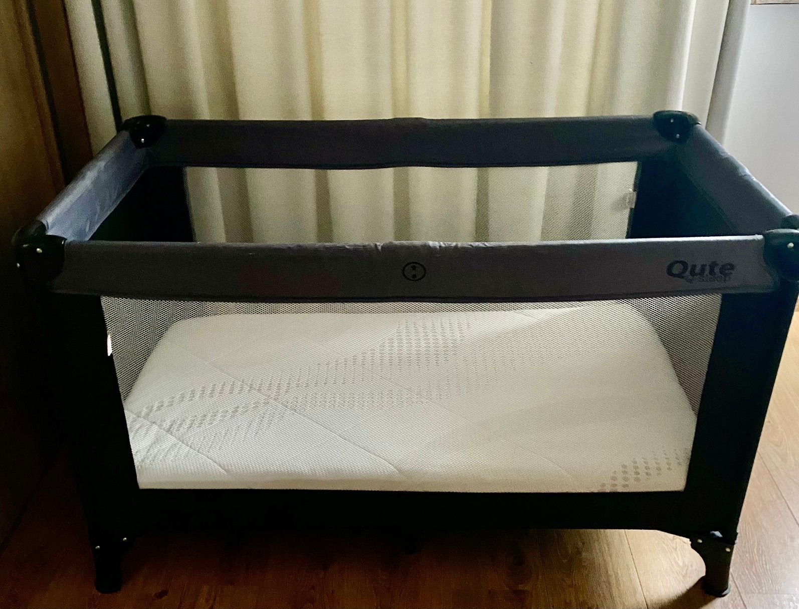 Qute campingbedje met matras en accessoires, Ophalen, Zo goed als nieuw, Reisbedje