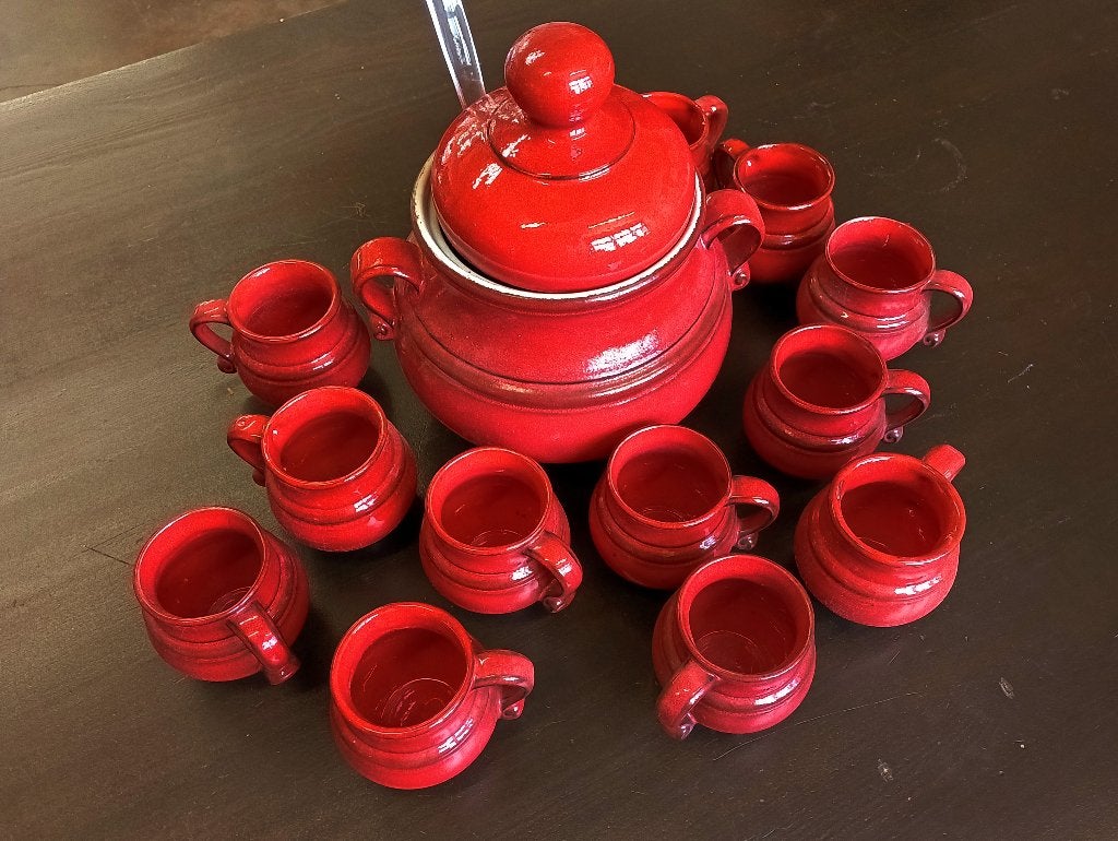 Grote rode schaal met deksel en 12 bekers, Gebruikt, Vintage, Ophalen of Verzenden, Schaal of Schalen