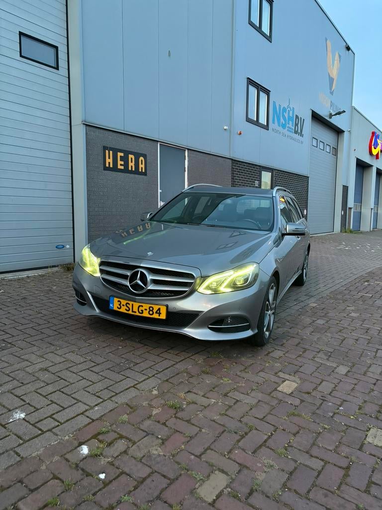 Mercedes-Benz E-Klasse E200 135KW Estate Aut7 2013 Grijs, Auto's, Mercedes-Benz, Achterwielaandrijving, 4 cilinders, Origineel Nederlands