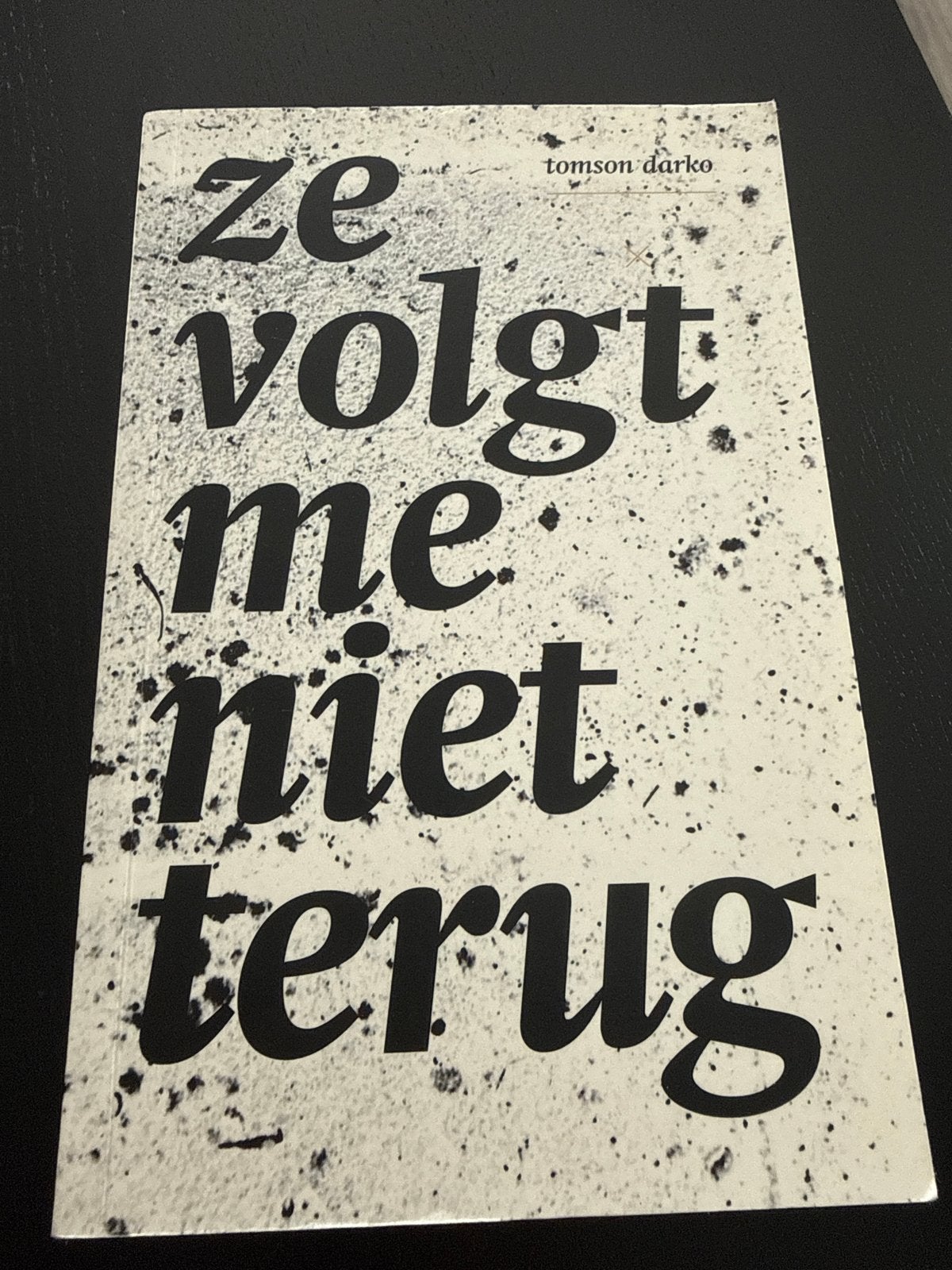 Ze volgt me niet terug - Tomson Darko, Boeken, Ophalen of Verzenden, Nieuw, Nederland