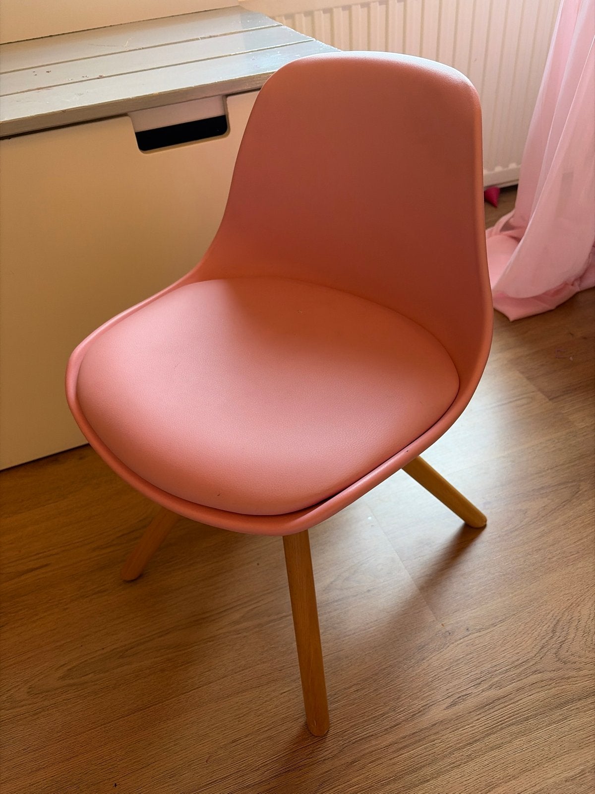 Roze stoel met houten poten, kinderstoel, Ophalen, Gebruikt, Overige kleuren, Eén
